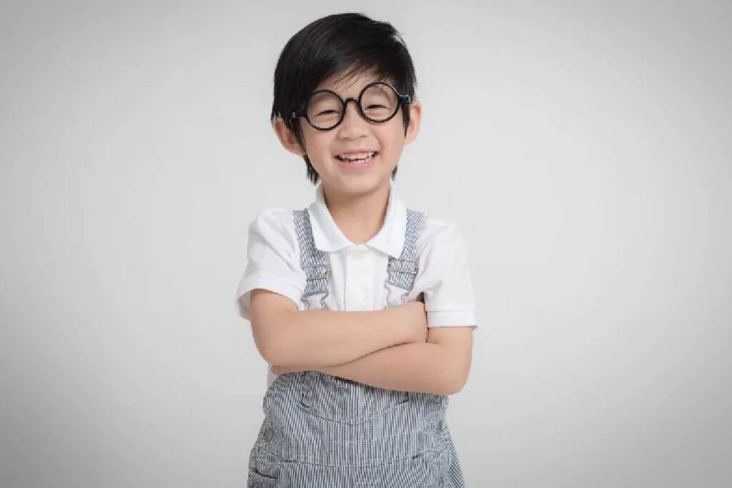 8 WARNING SIGNS THAT A CHILD MAY HAVE EYESIGHT PROBLEMS