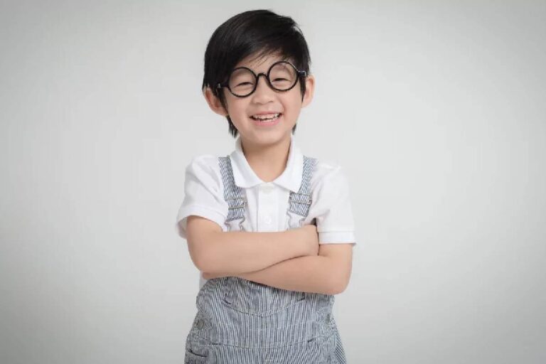 8 WARNING SIGNS THAT A CHILD MAY HAVE EYESIGHT PROBLEMS